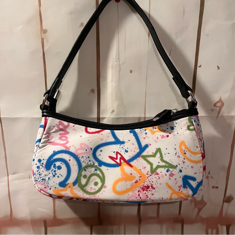 Derek Heart White Shoulder Bag with Multicolor Graffiti Print
